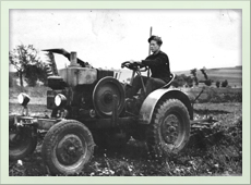 Bauer Werner Brohl beim pfluegen des Feldes um 1950